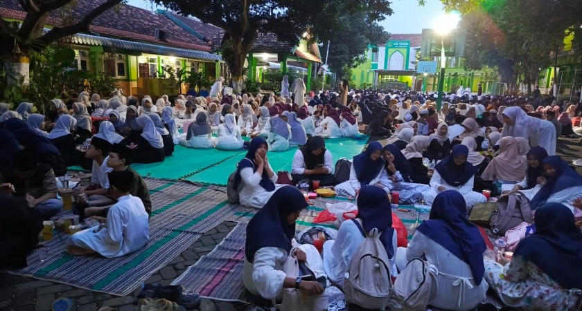 Getarkan Hati! Sinergi Guru, Murid, dan Komite MTs Negeri Kota Probolinggo Bersatu dalam Balutan Ibadah yang Syahdu