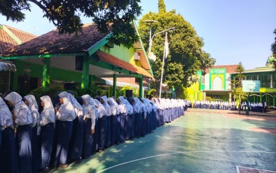 Tradisi Halalbihalal Warnai Hari Pertama Masuk di MTs Negeri Kota Probolinggo